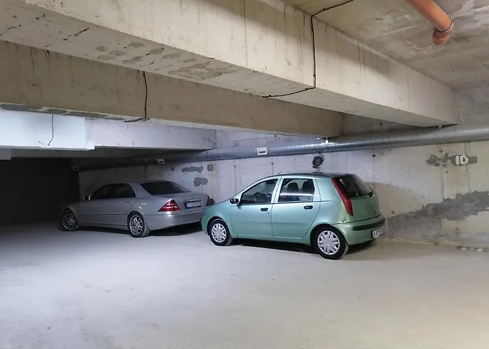 даскала с паркомясто Daire Burgaz